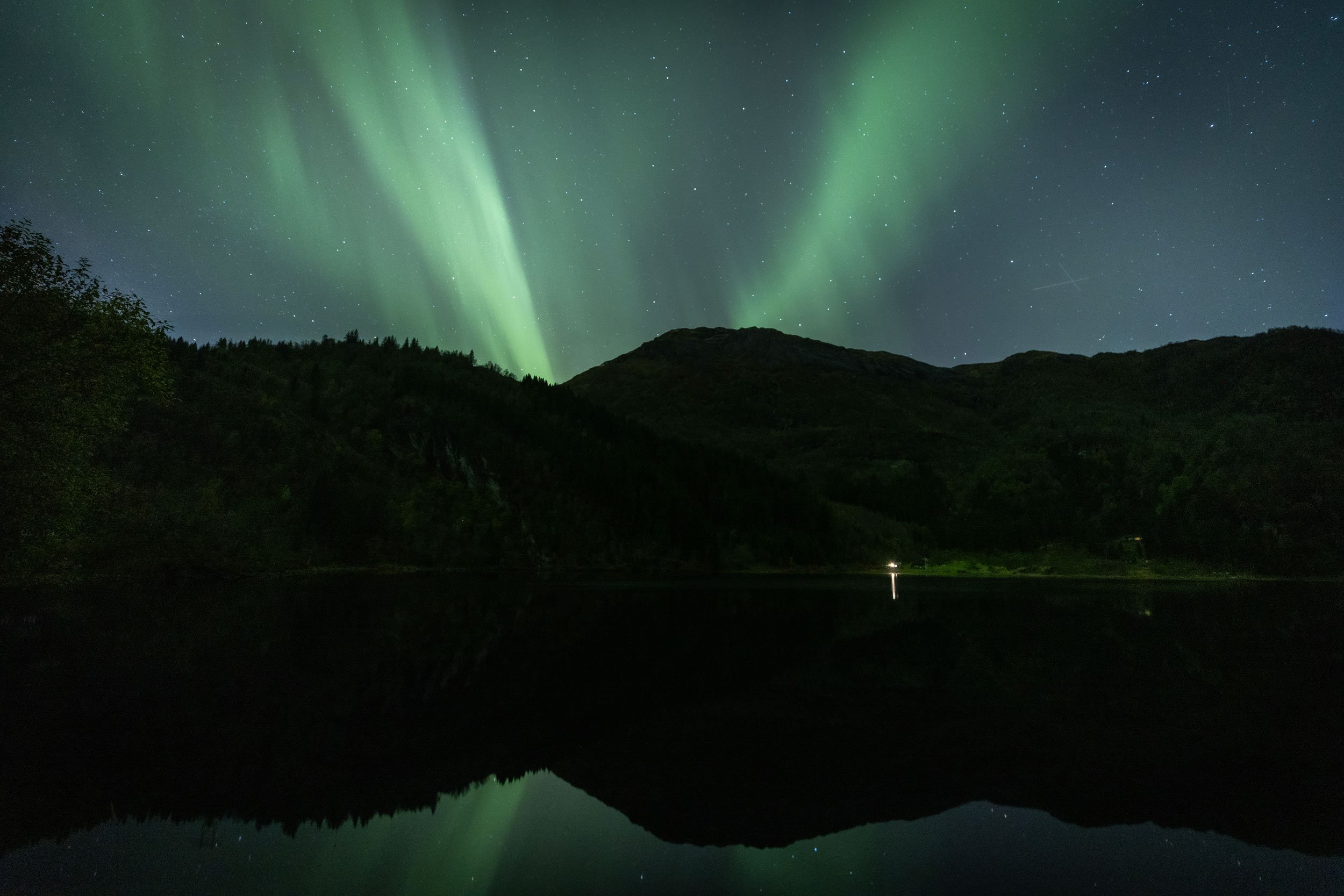 Nordlys bak Torefjell.