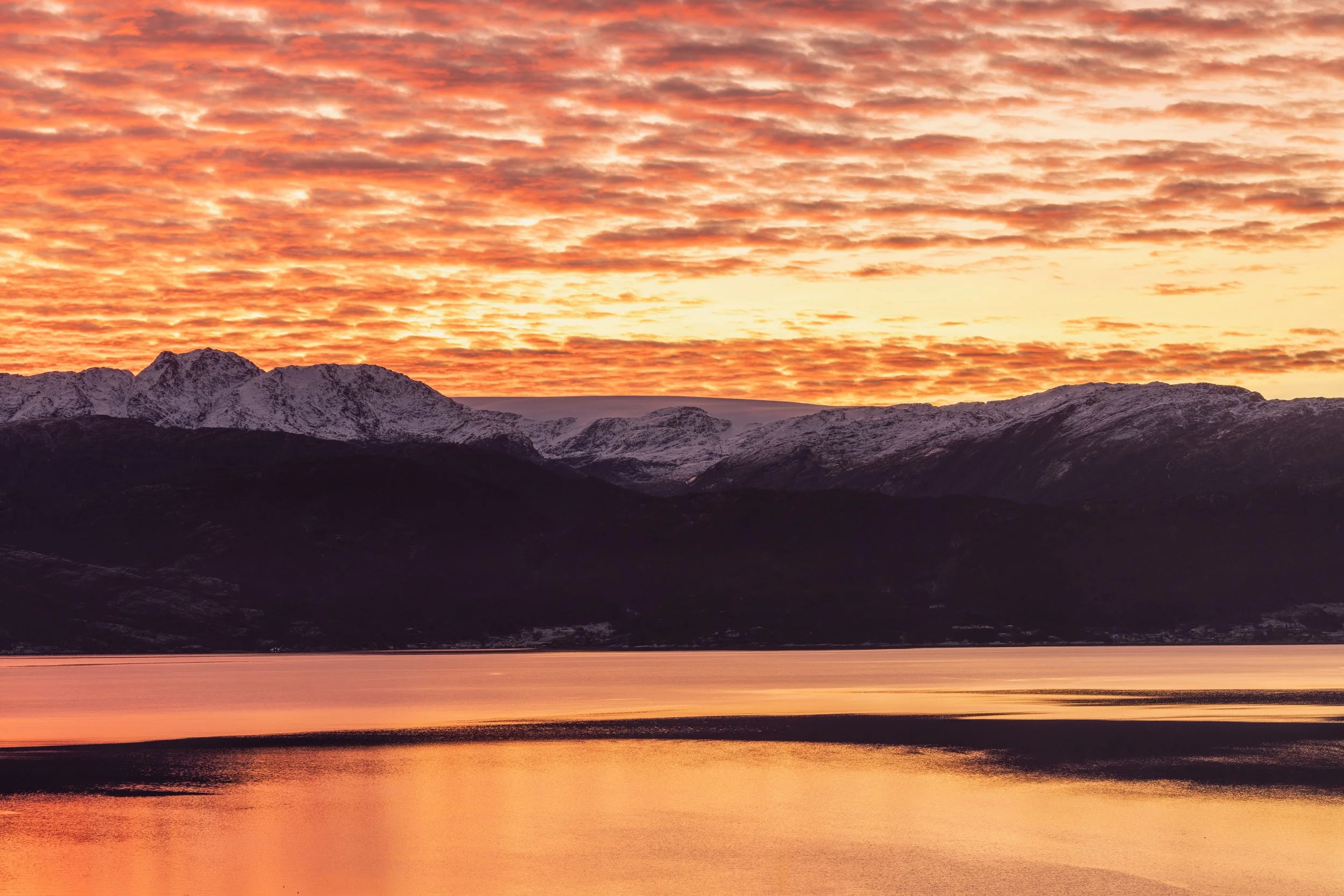 Soloppgang , frå Øystese,mot Folgefonna.