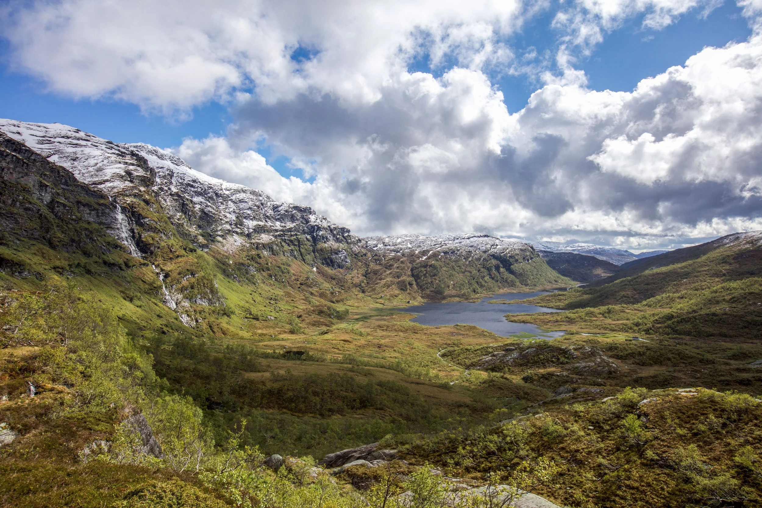 Mai med nysnø på toppane , Skeiskvanndalen.