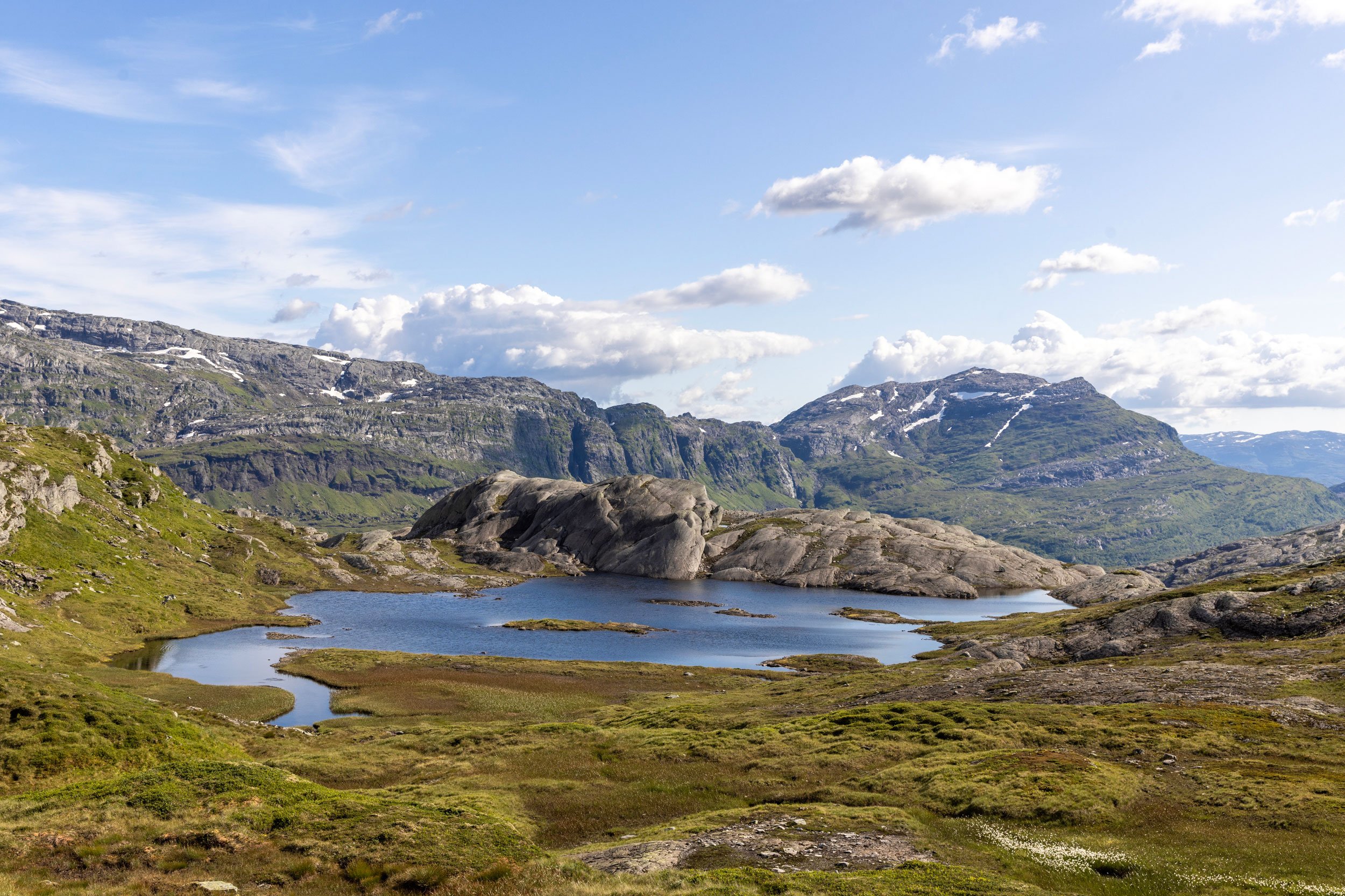 Tjødn Flatafjell , Bak : Fuglafjell og Iendefjell.