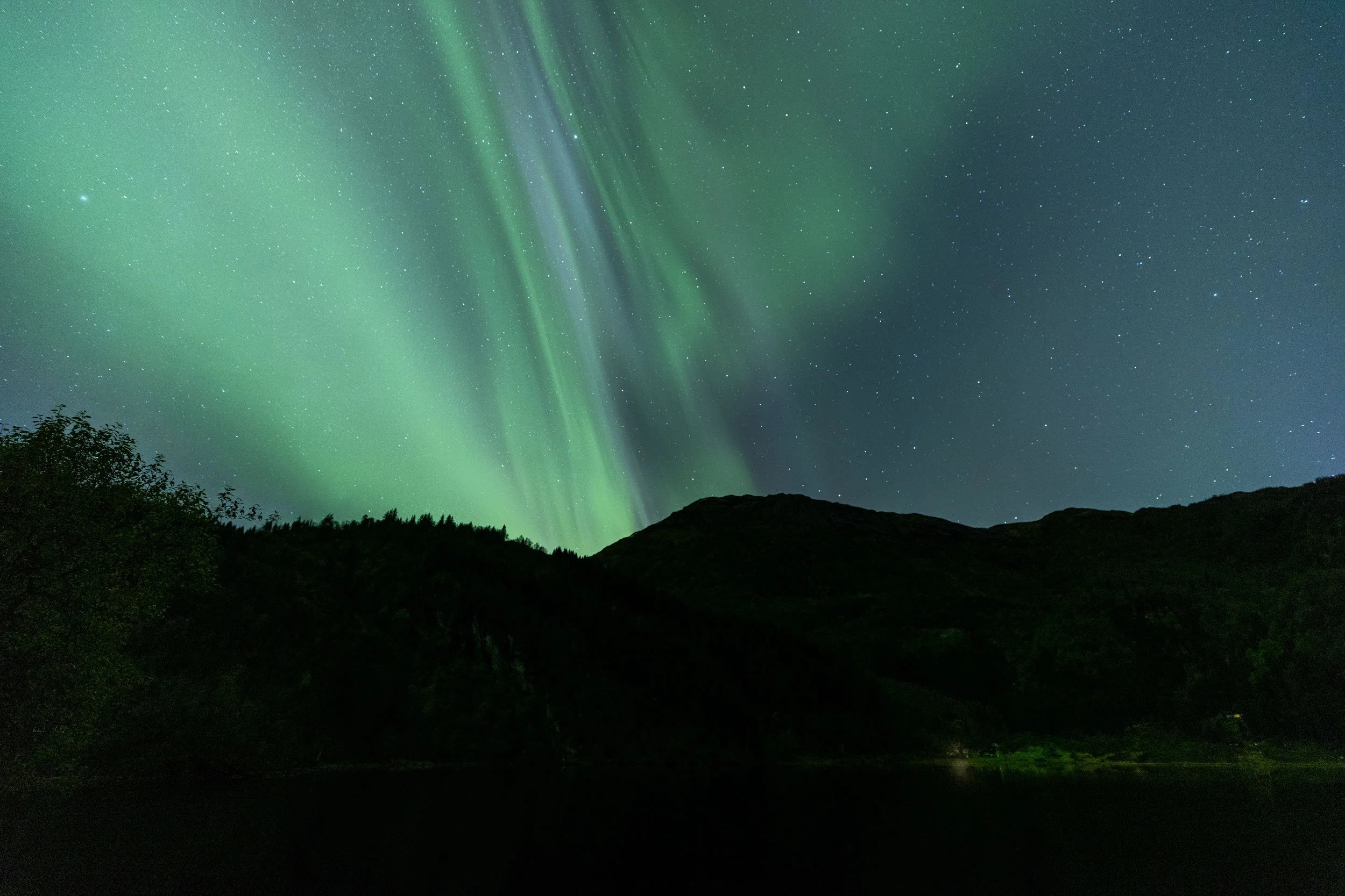 Nordlys bak Torefjell.