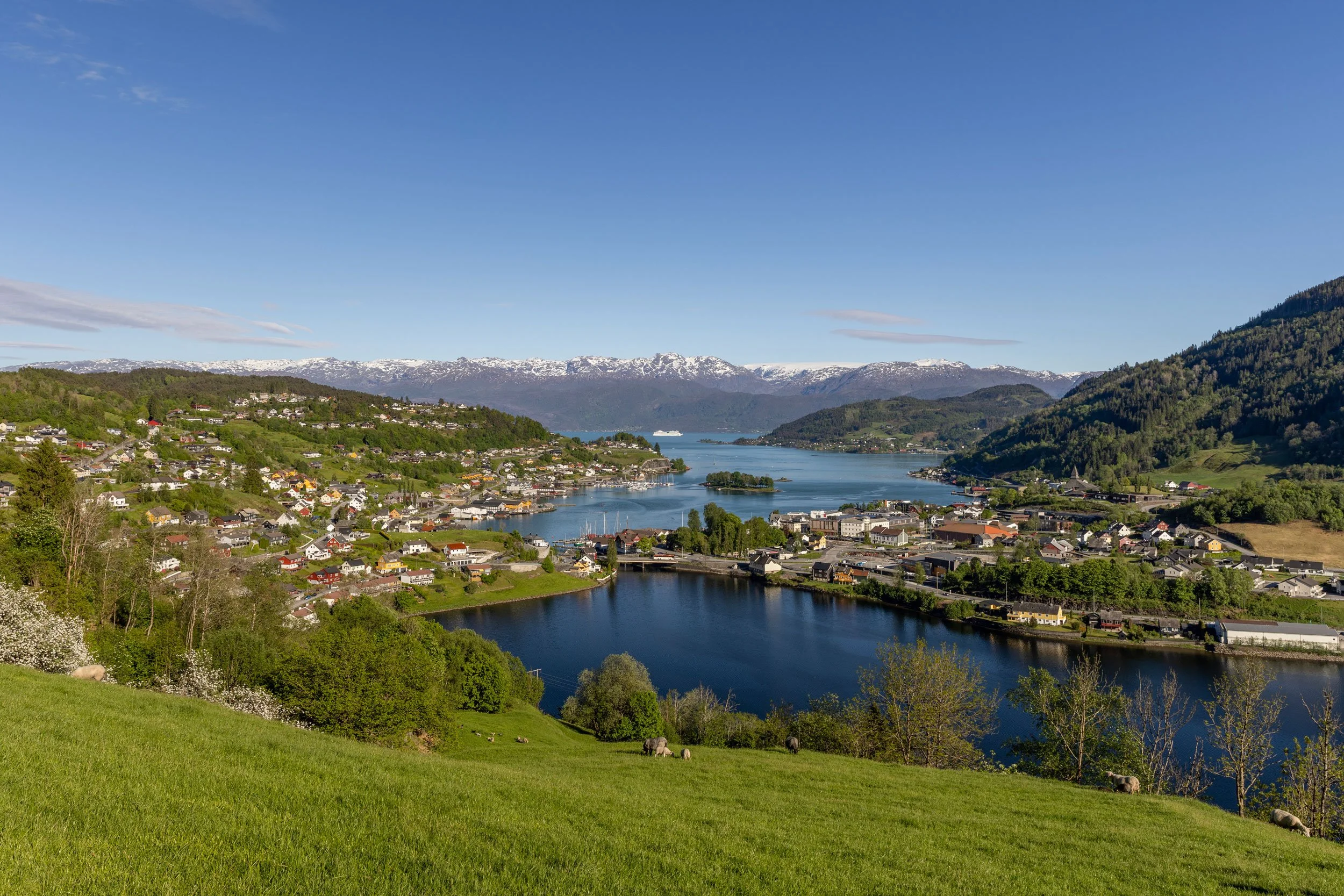 Frå Skutlaberg mot Norheimsund,Hardangerfjorden,Folgefonna.Mai 2026.