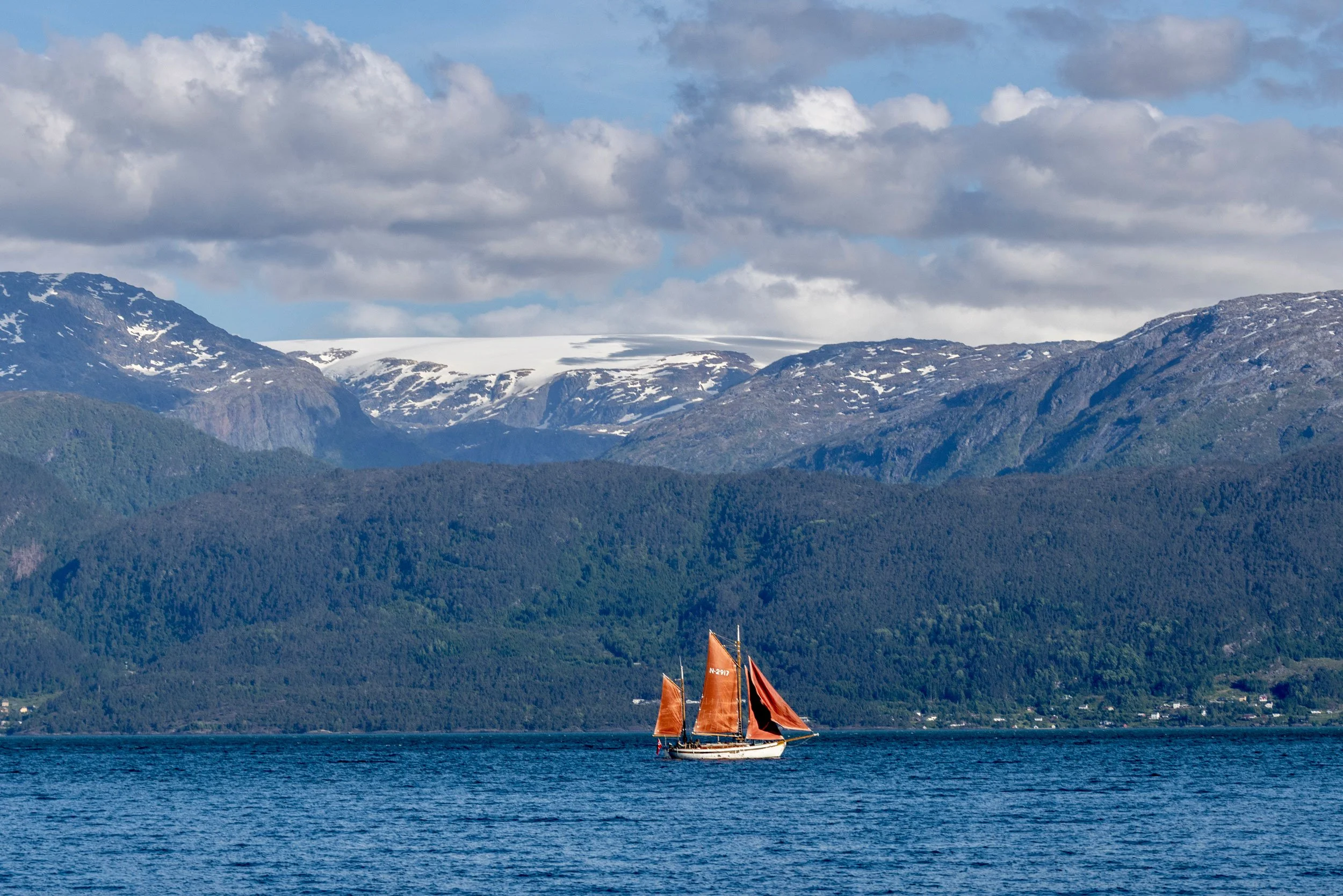 Hardangerfjorden og Folgefonna.