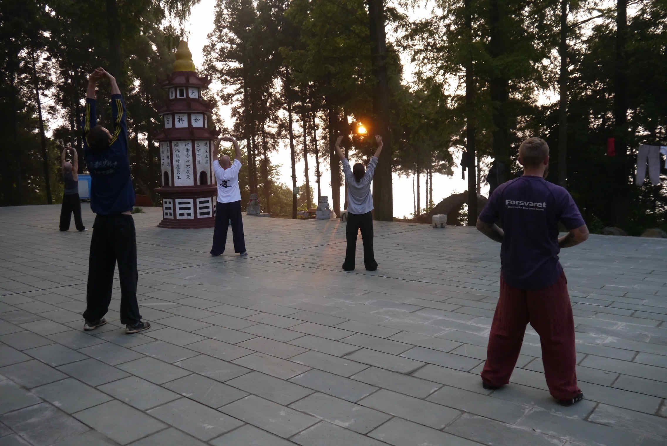 Pratique du Qi Gong avec le soleil levant