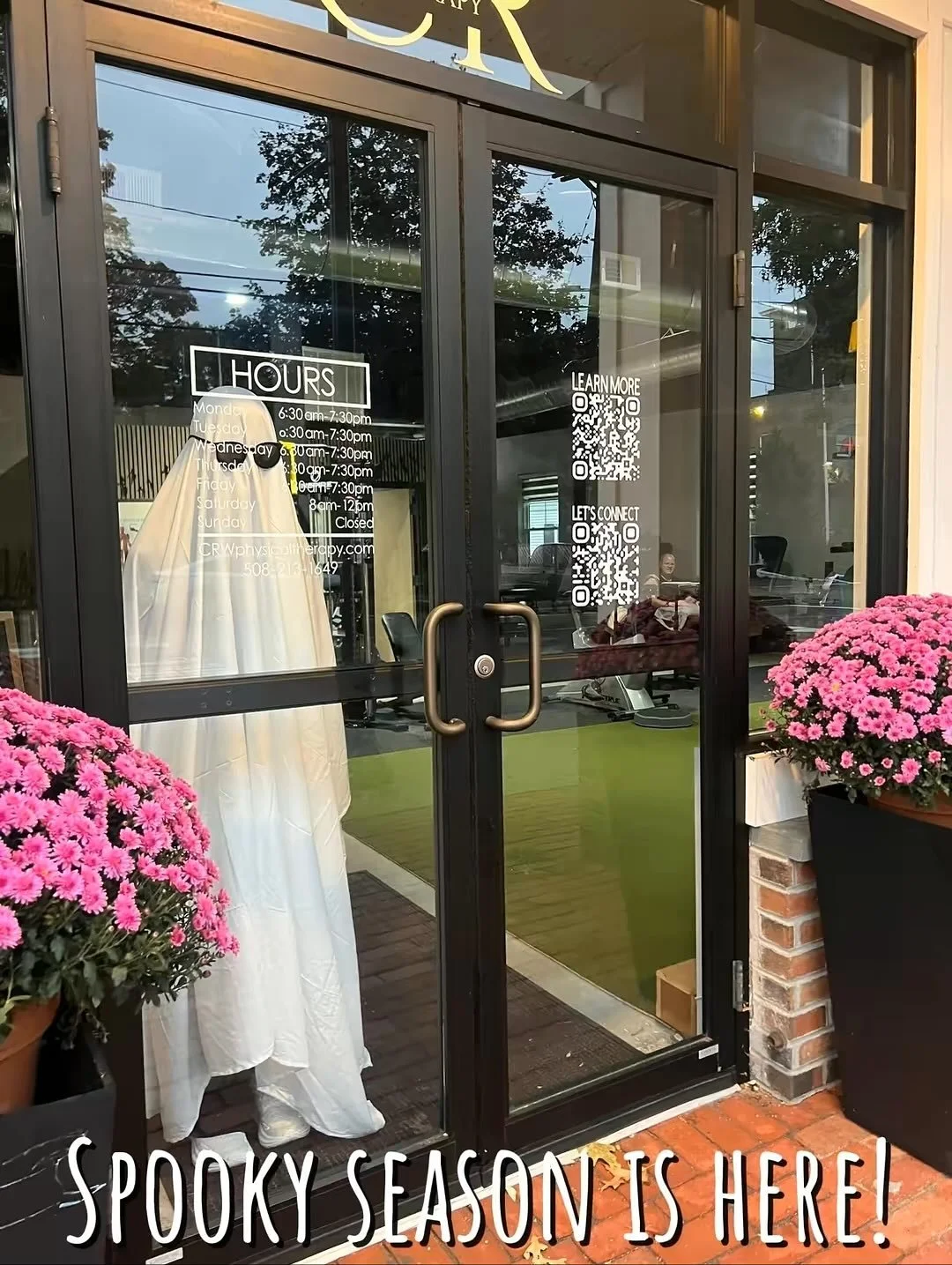 👻 PT can sometimes be spooky, but at Crossroads we like to keep things humerus! 🦴🎃
This Halloween, here are a few things to ghost:
🚫 Waiting until the last minute to schedule
🚫 Skipping your home exercises (they will come back to haunt you...)