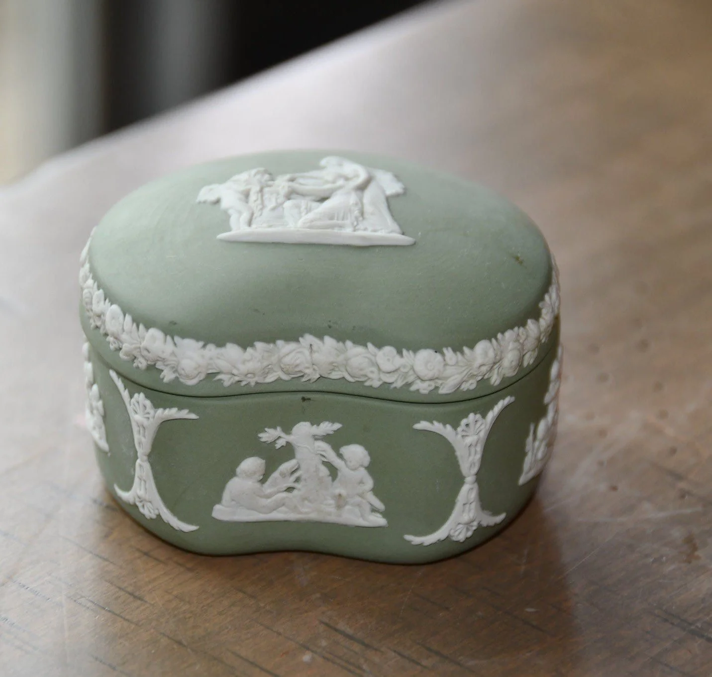 Decorative green Wedgwood Box with lid. Wedgwood jasperware for 