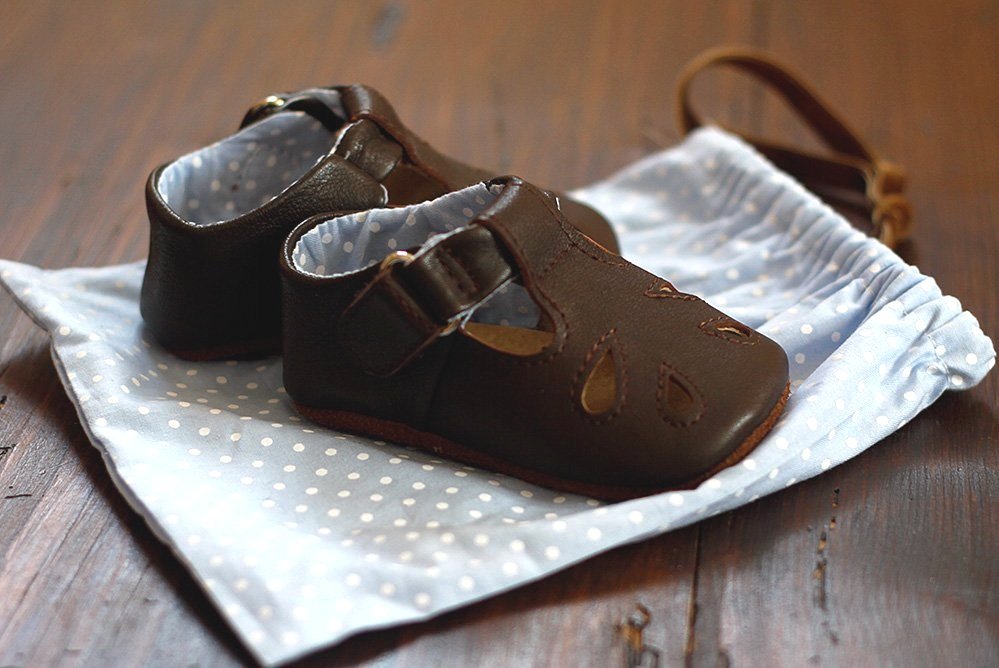 Krabbelschuhe+Braun+Punkte+hellblau+ella+%26+puck+1.jpg