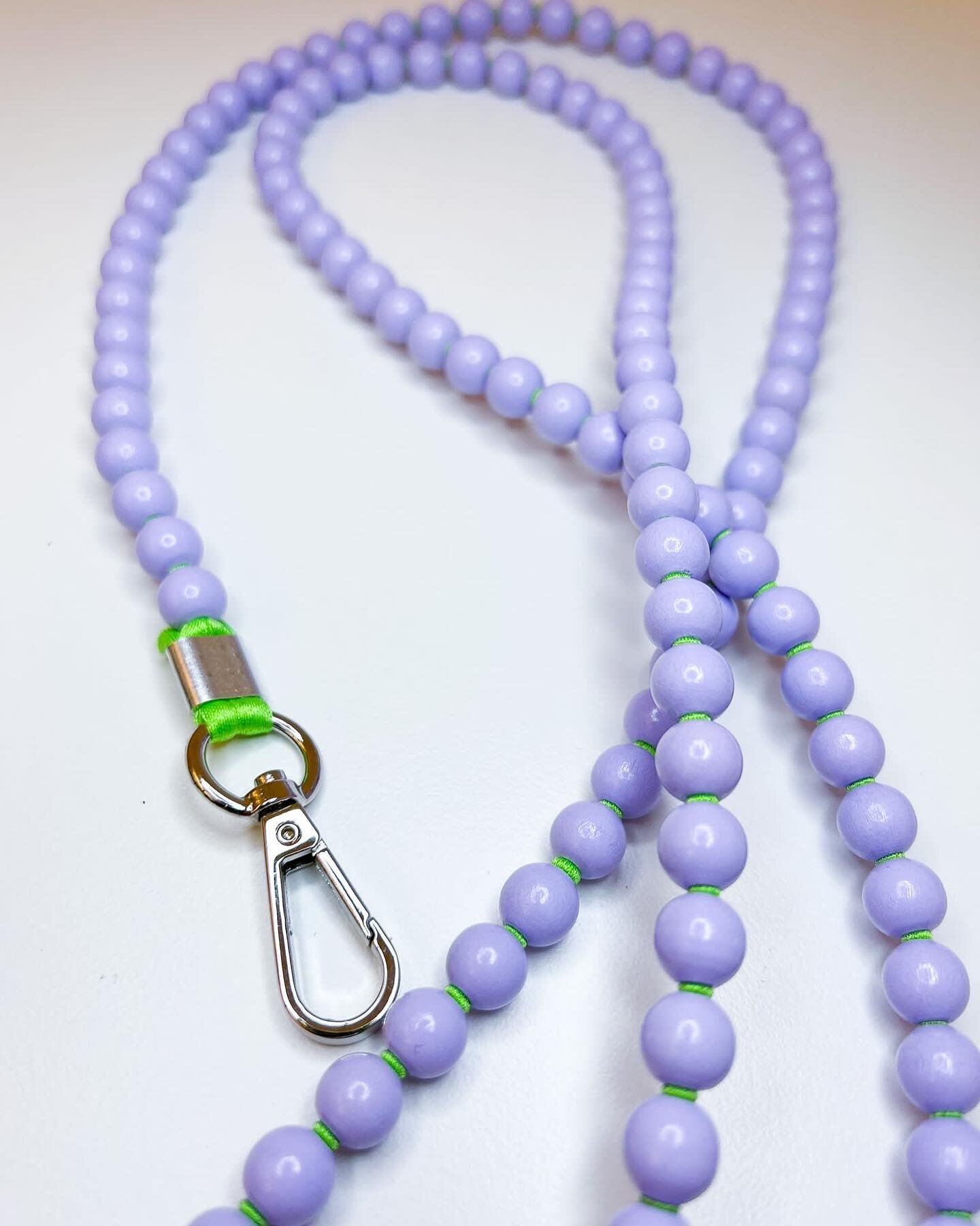 NEU 💕Lavendel trifft Neon-Gr&uuml;n. Wie bl&uuml;hender Lavendel oder Flieder🌸 Deine Vorstellung von Sommer? #sommer #fashion #handykette #colourblocking #lavendel #perlenhandykette #madeingermany #handgemacht #sosch&ouml;n #mama #f&uuml;rm&auml;de