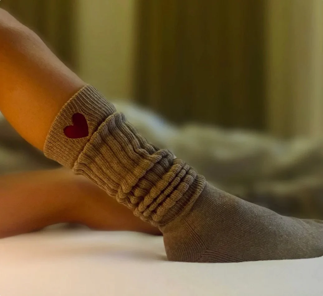 LOONES Socken braun mit Herz.jpeg