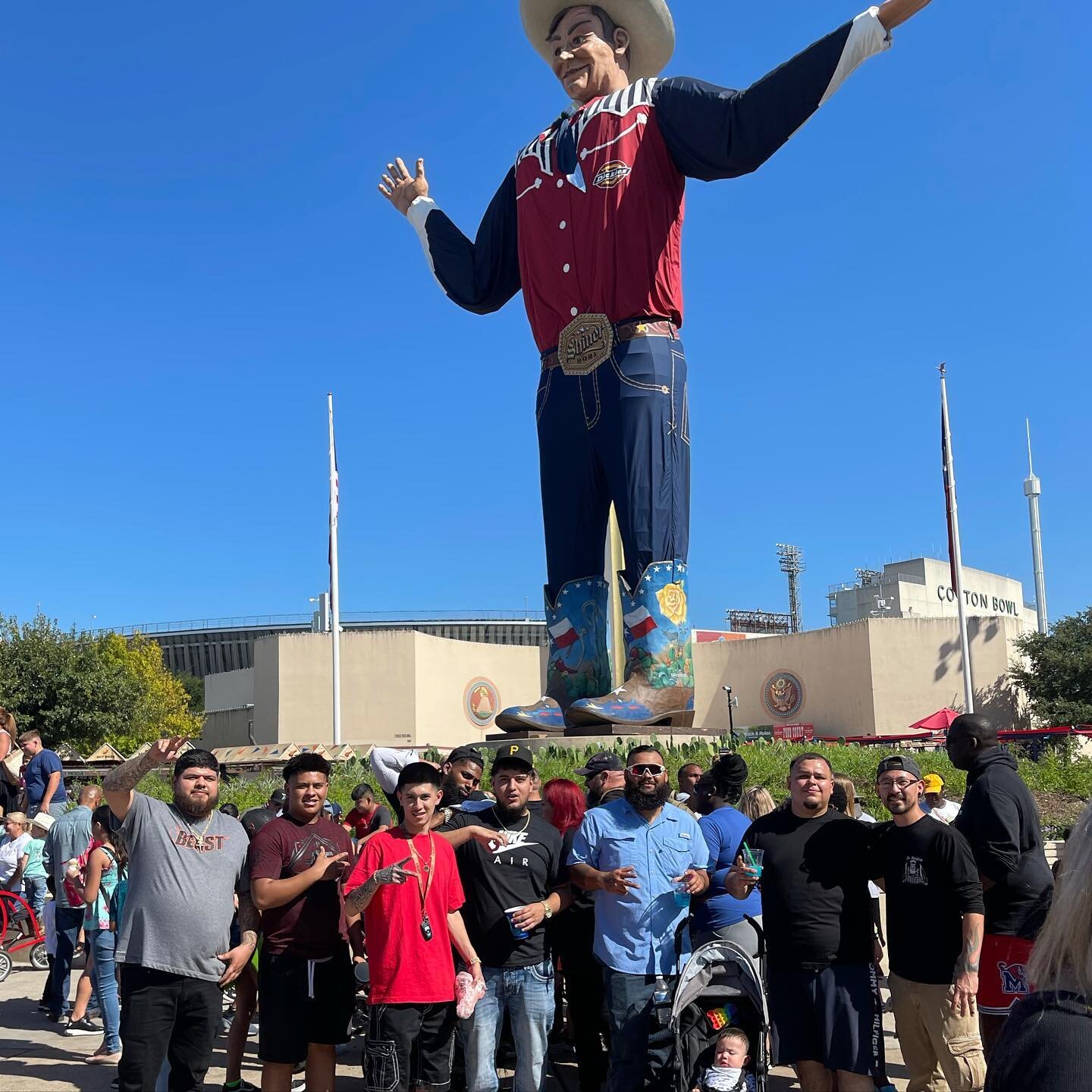 Not the full crew but here&rsquo;s a few of us on a Hamptons field trip at the fair. Great time!
Barbers available for walk-ins/Appoinments #DallasBarbershop #Dallastx #Dallas #Oakcliff #TheHamptonsBarbershop #DallasHaircuts #TexasStateFair #OakCliff