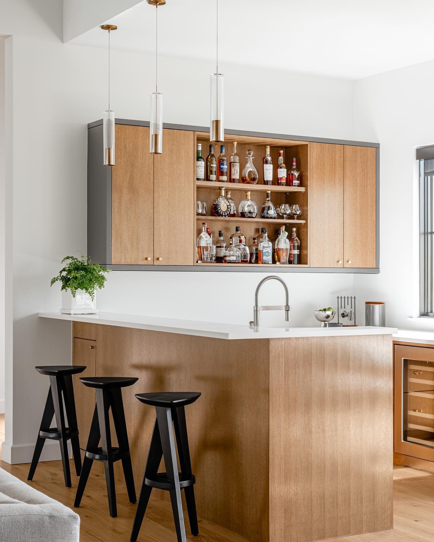 The Rim Knob in brass is a subtle elegant touch at this bar.
We also love the gray accent on the face frame if these upper cabinets&hellip;