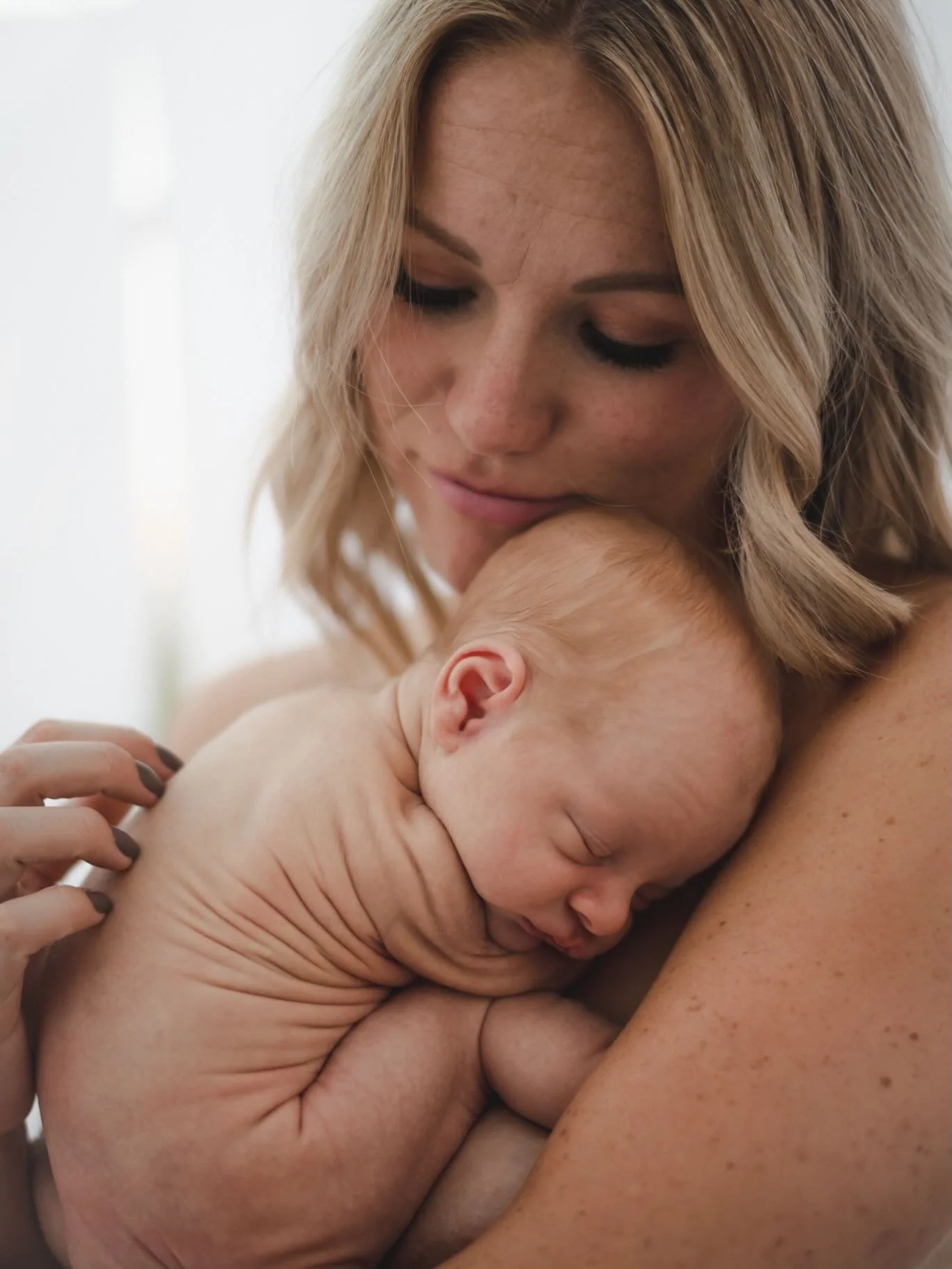 Now that I&rsquo;m a mom, I feel newborn sessions so differently. 
She wanted simplicity&hellip;home, fresh air, and the quiet after bringing her rainbow baby earthside. We created a small outdoor space and let the moment lead.
The evening was still,