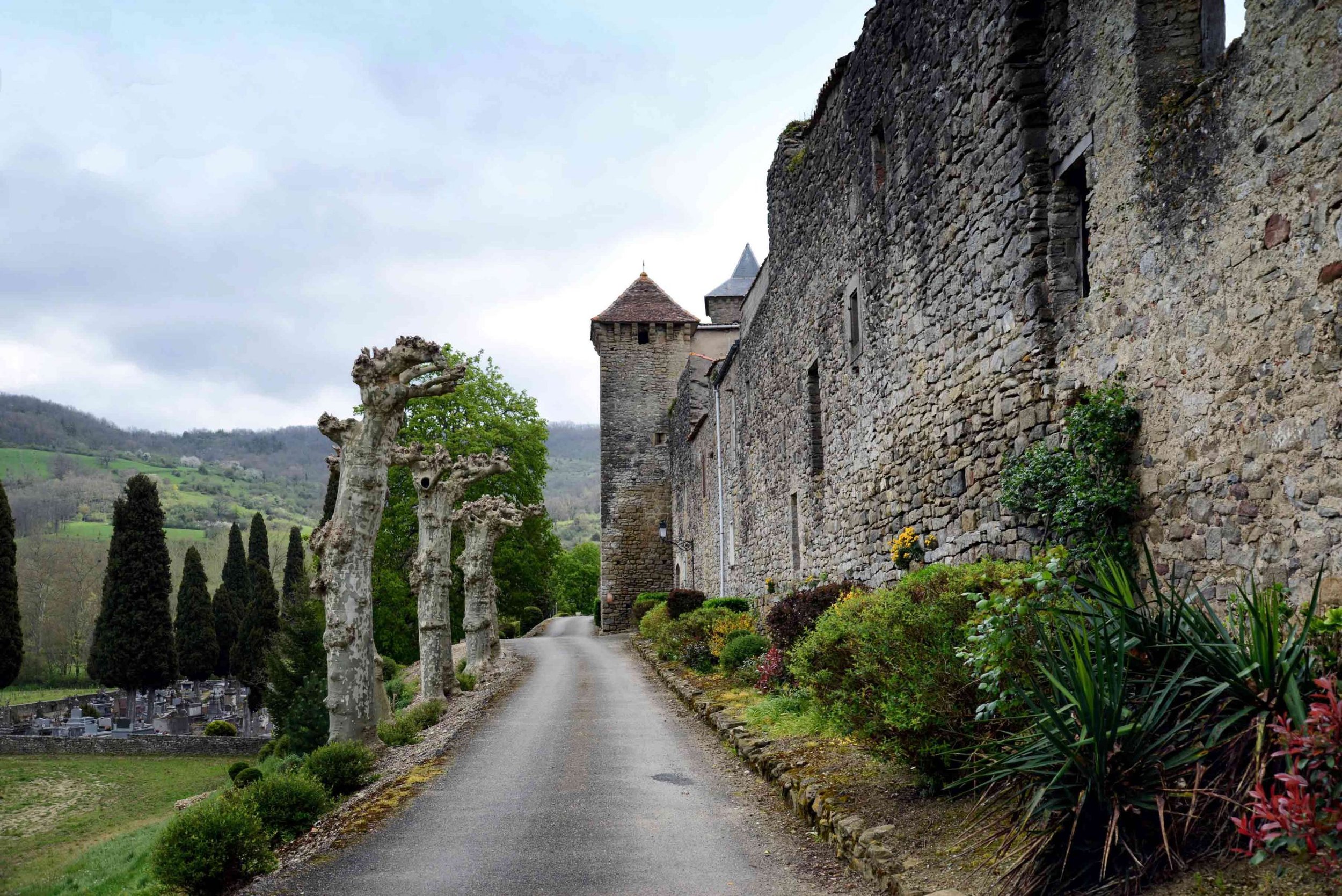 remparts-camon-ariege-wikimedia-pierre-bona-scaled.jpg