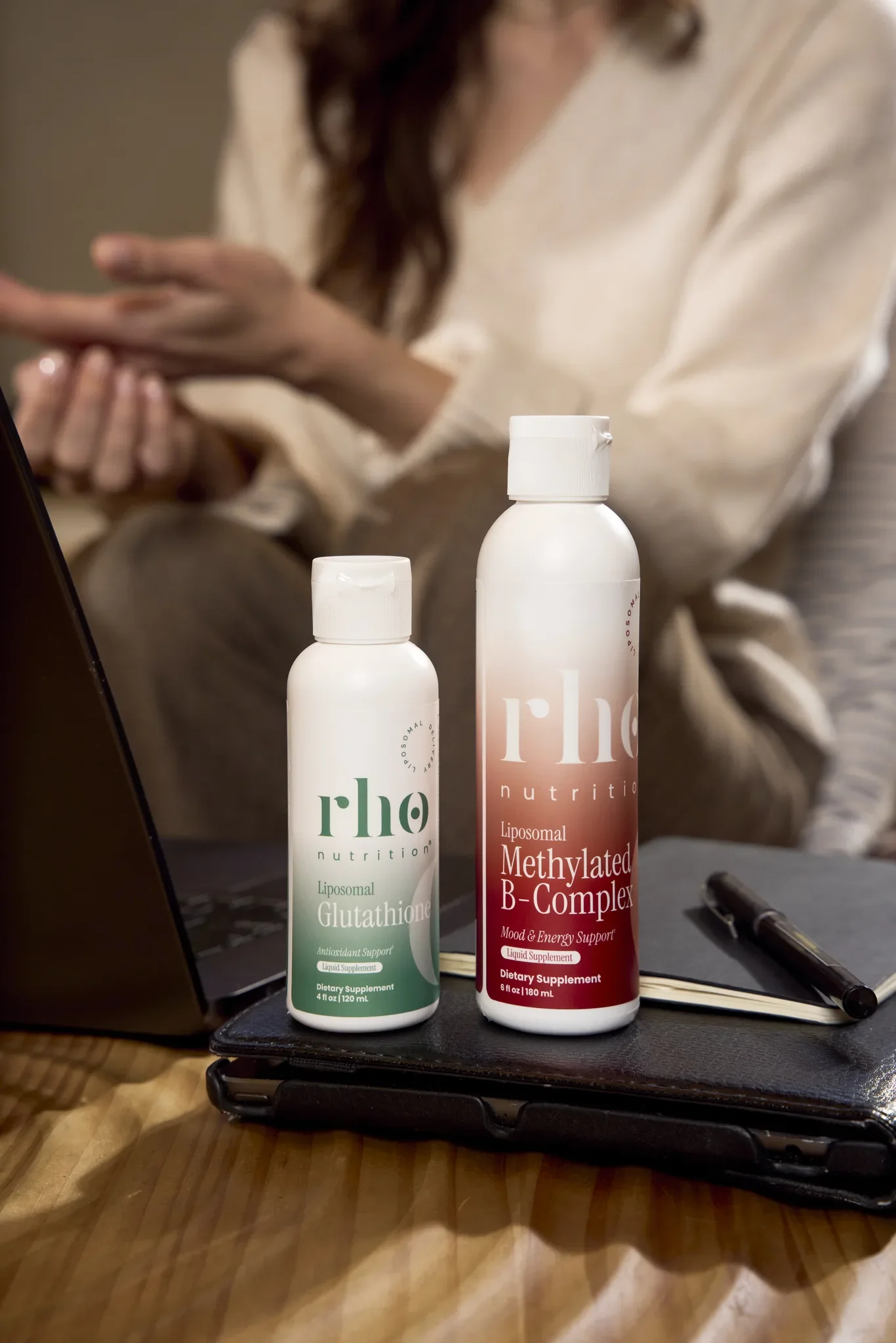 photographer-laptop-glutathione-b-complex-lifestyle_02.webp