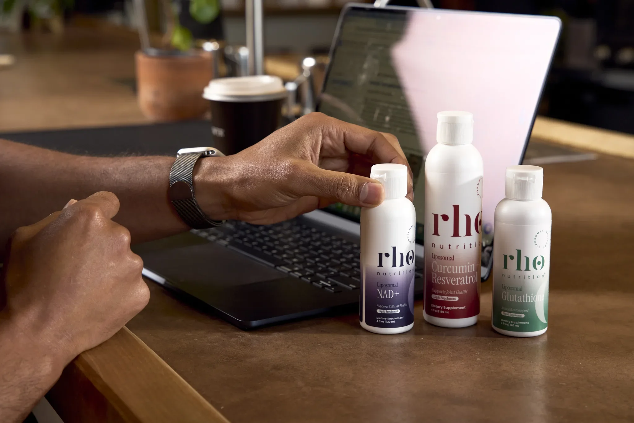 photographer-laptop-glutathione-b-complex-lifestyle_03.webp