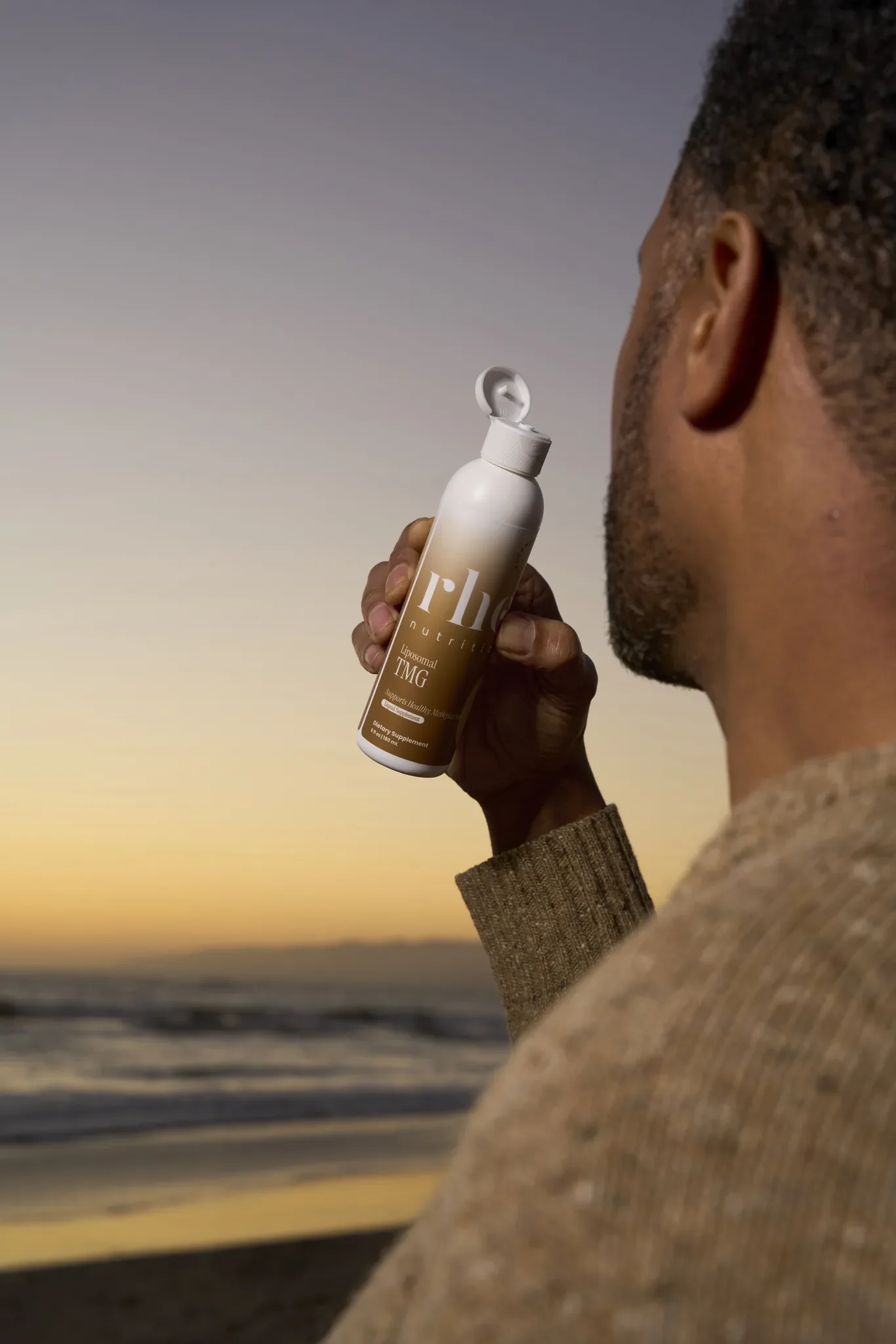 wellness-brand-photographer-sunset-lifestyle-supplement_05.webp