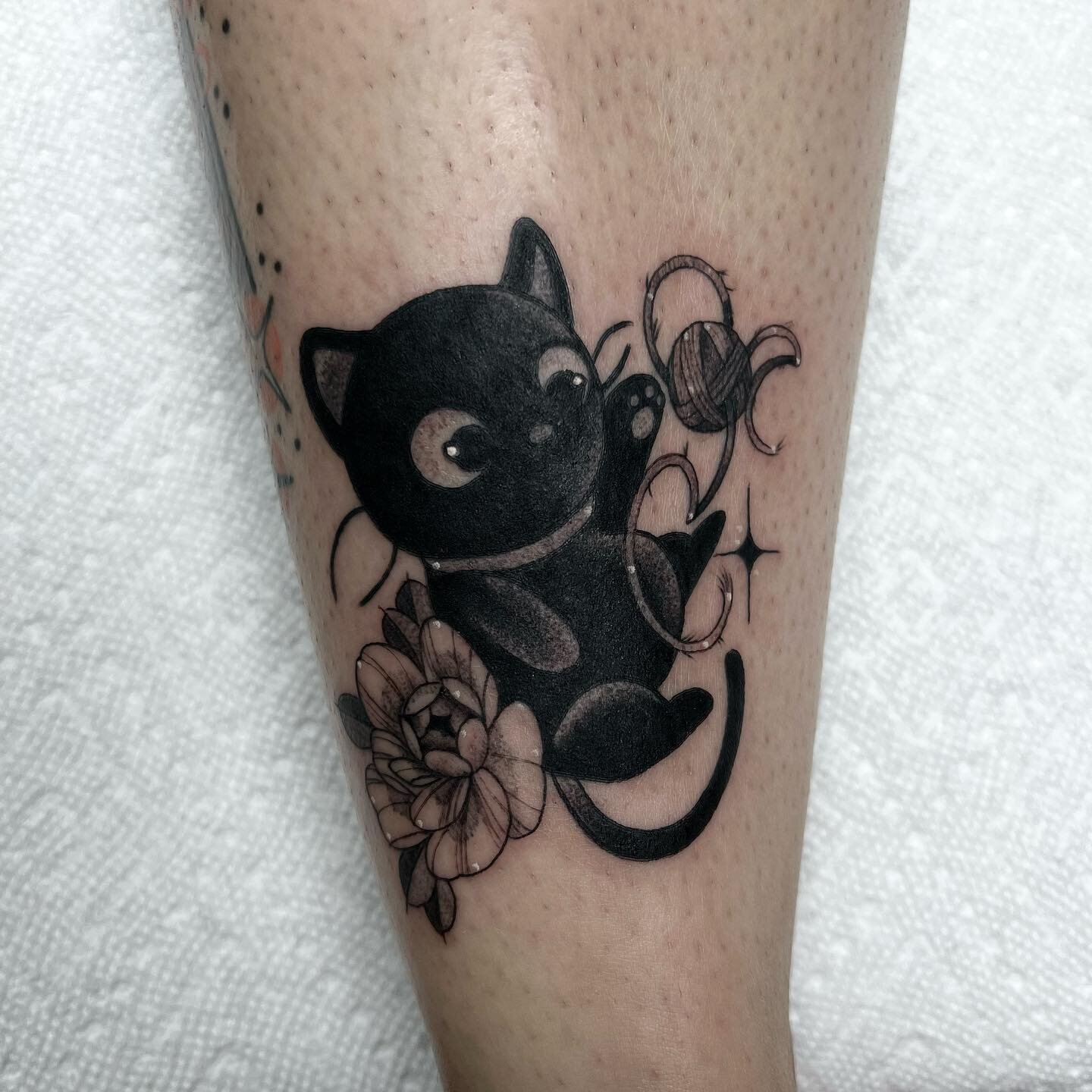 chococat from my sanrio flash 🐈&zwj;⬛ 🧶 🖤
thank you Cindy!!

#sanrio #chococat #tattoo