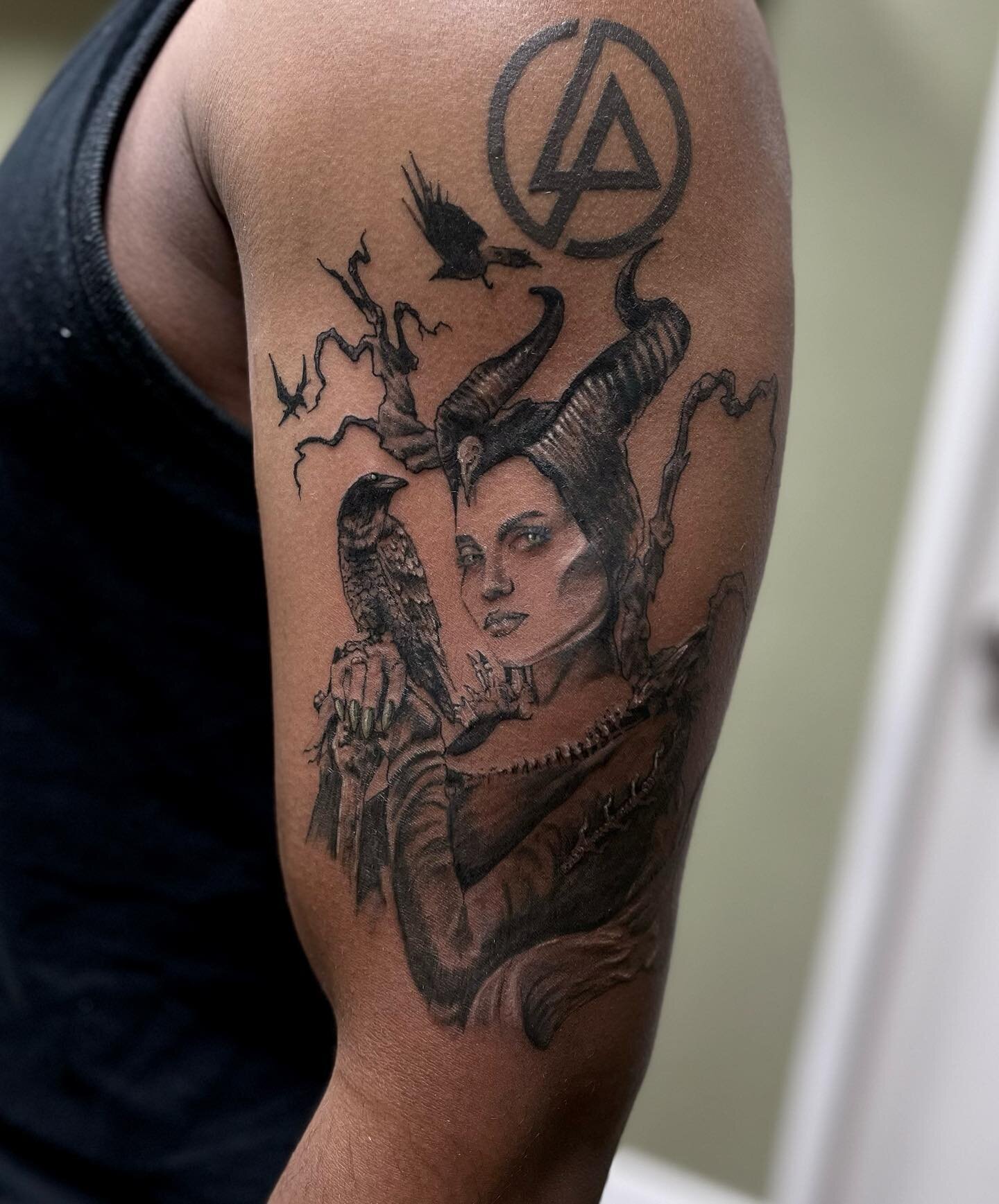 Forgot to post this one! From a good while ago! 

#lasvegas #maleficent #angelinajolie