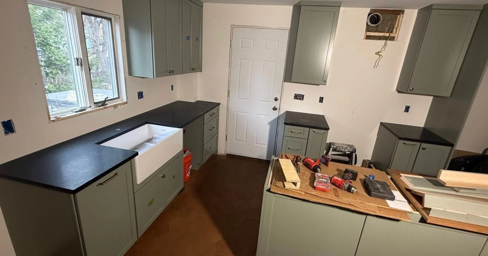 SoPo project update 👇

Soapstone is officially in on the perimeter&mdash;and it&rsquo;s already setting the tone. The island is next up, just waiting on that butcher block top to land. Cabinet hardware is going on, and we&rsquo;ve got everything pro