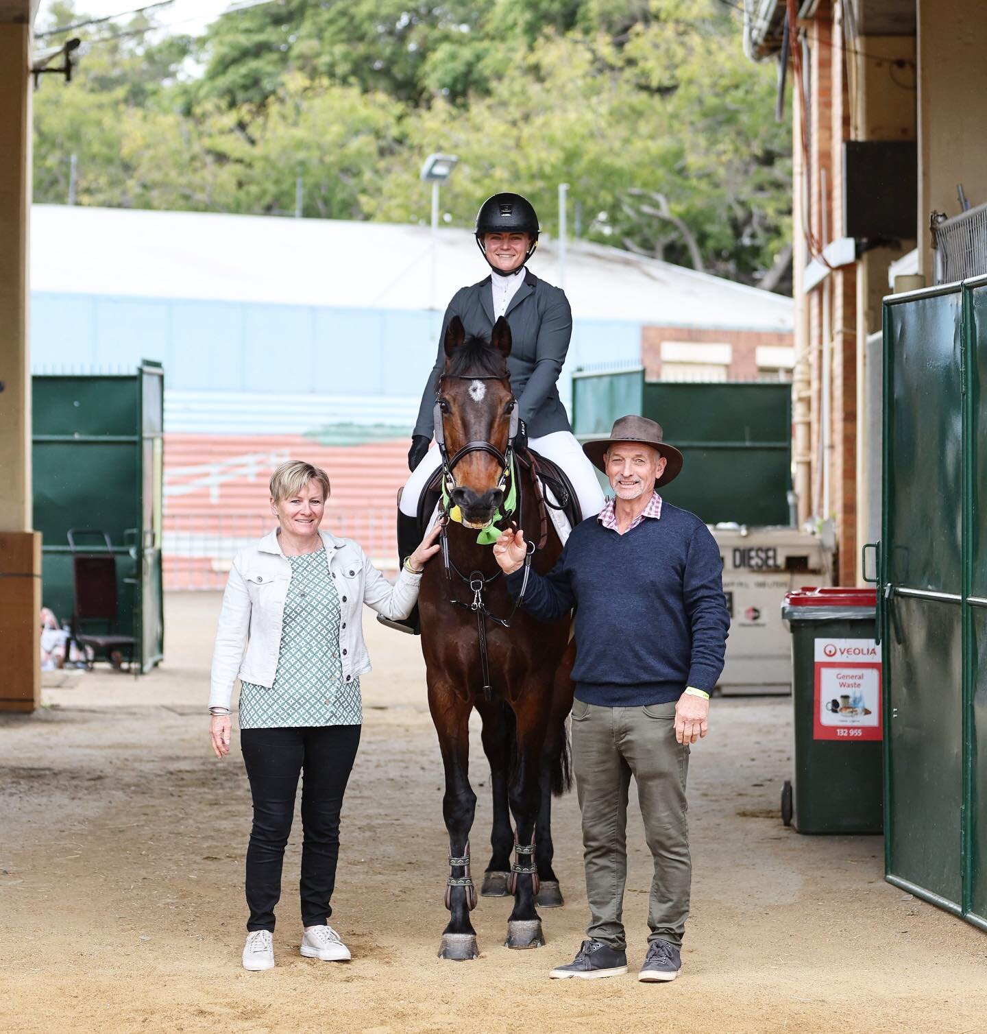 Great to have @sharonmorris9833 &amp; @glennmorris5344 come over from NZ to be here with me at @theekka 🇳🇿 Thank you for all you do ❤️ #RangeviewRider

📸 @thejtaime