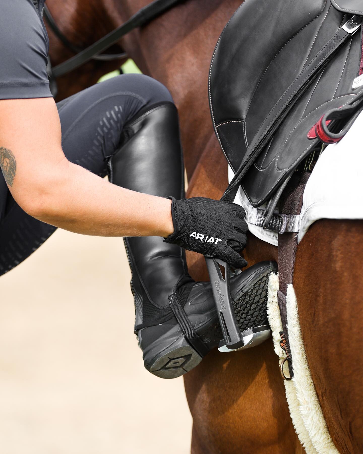 I&rsquo;ve been keeping cool on these hot, humid days thanks to Ariat&rsquo;s Ascent range of Baselayers, Tights, Boots, Chaps and Gloves! Head over to @ariataus for their Black Friday sales! #AriatAus #RangeviewPartner

📸 @thejtaime