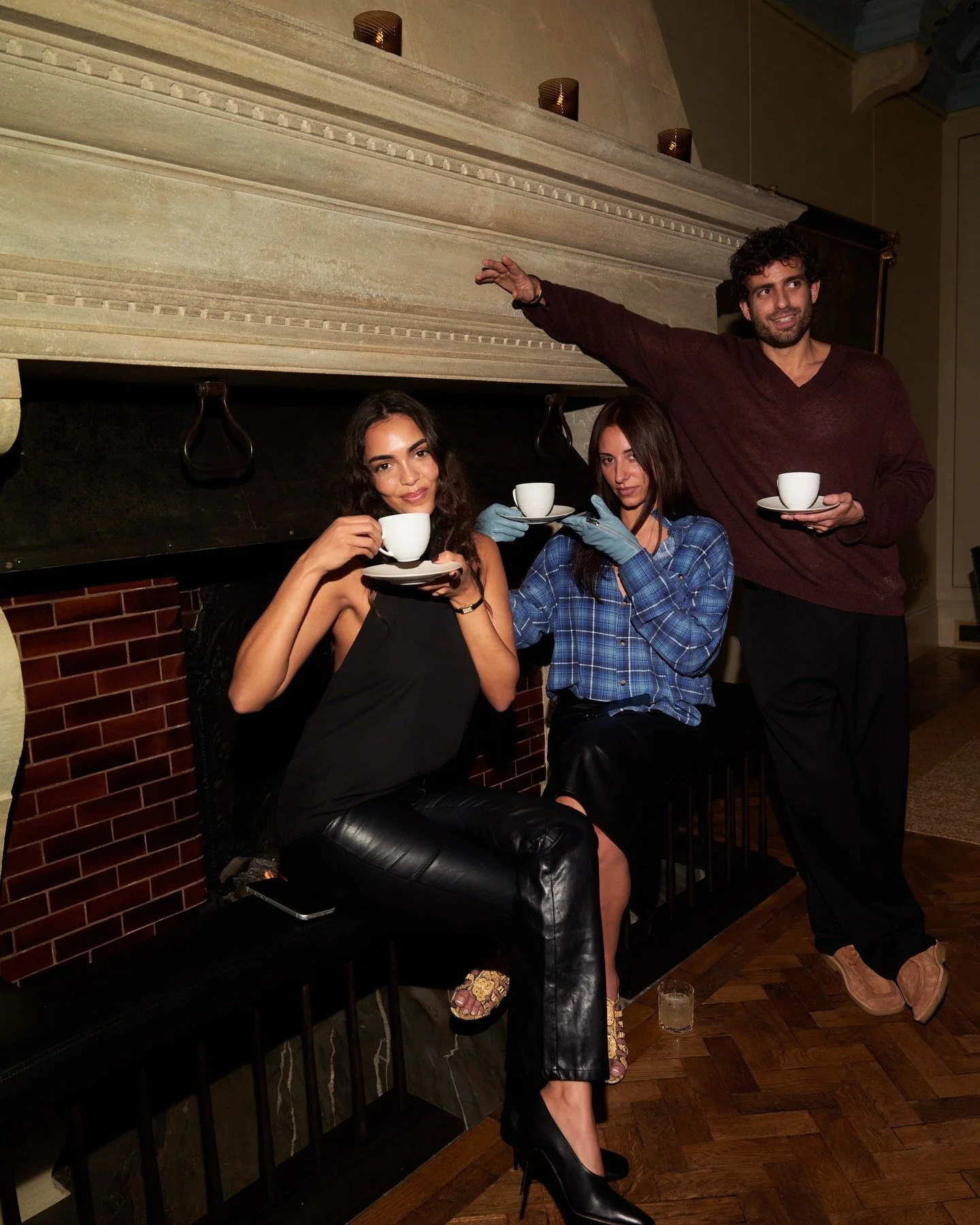 January nights by the fire with @andrewgeorgiades , @thibaud.crivelli and friends

@amiegrayling 
@the_table_edit