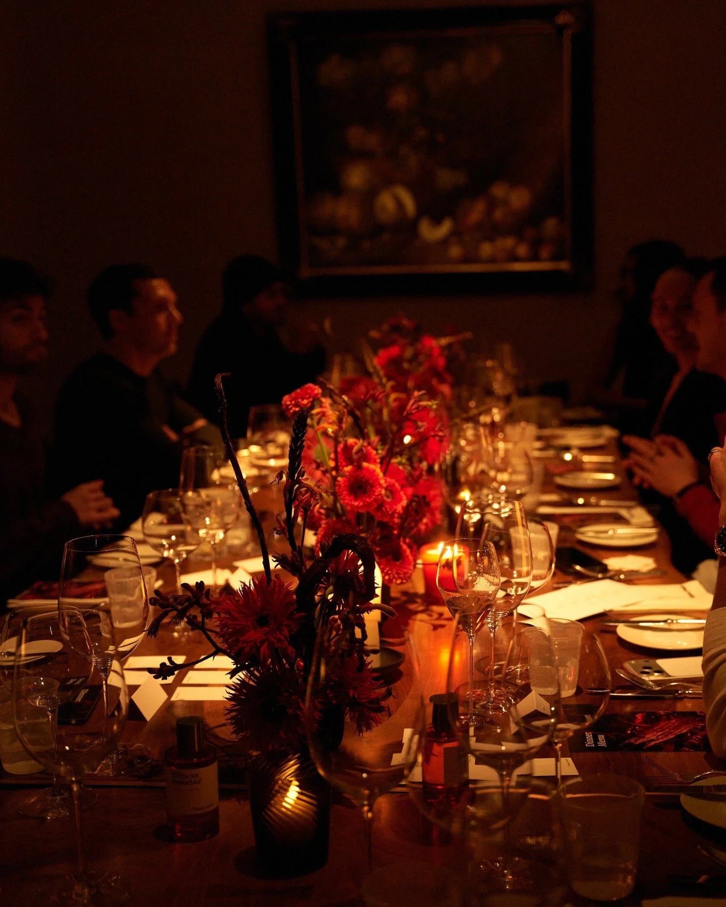 January nights by the fire with @andrewgeorgiades , @thibaud.crivelli and friends

@amiegrayling 
@the_table_edit