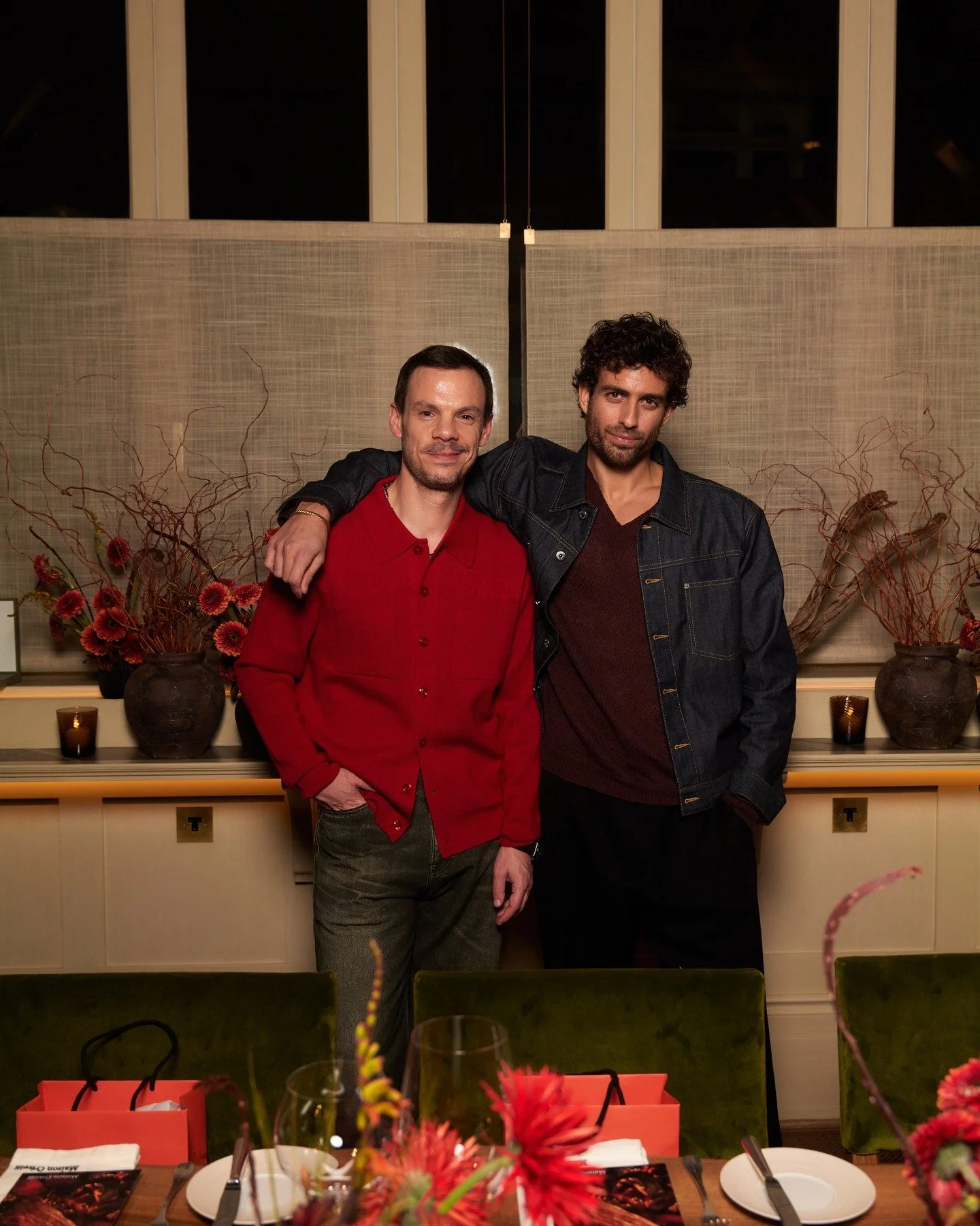 January nights by the fire with @andrewgeorgiades , @thibaud.crivelli and friends

@amiegrayling 
@the_table_edit