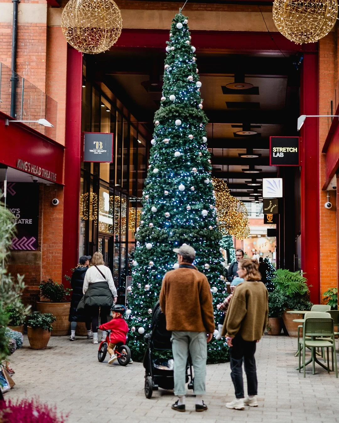 Christmas is officially here! 🎄✨ 

On Saturday, Islington Square was full of festive cheer with live music, face painting, seasonal street food and creative workshops. 

It was fantastic to see so many families - and their four-legged friends enjoyi
