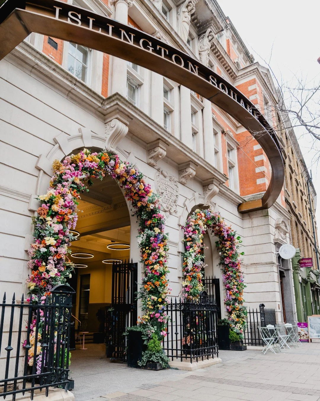 Warmer days are on the way, and spring is starting to show at Islington Square 🌼

The perfect place for a coffee in the sunshine, weekend shopping and lunch outdoors with friends 🌞