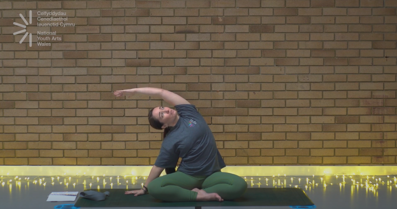 Llesiant, myfyrio ac yoga - adnoddau llesiant newydd gan Gelfyddydau Cenedlaethol Ieuenctid Cymru