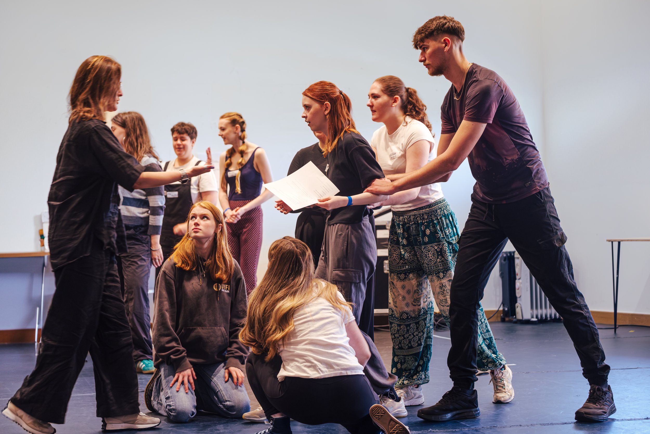 Aelodau Theatr Cenedlaethol Ieuenctid Cymru yn mynd tu ôl i'r llenni gyda 'Nye' y National Theatre a Chanolfan Mileniwm Cymru