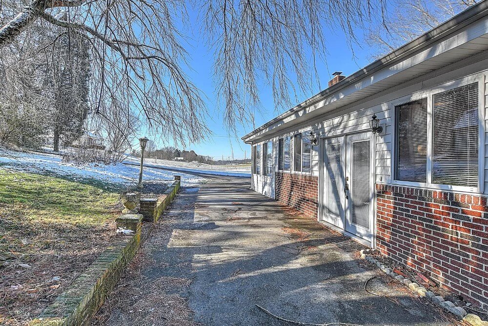 1949 Craftsman house Bristol Tennessee - side view backyard 3.jpeg