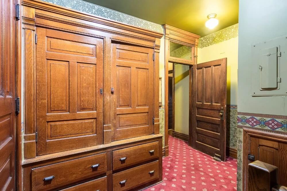 1894 Victorian house Elgin Illinois - wardrobe.jpeg