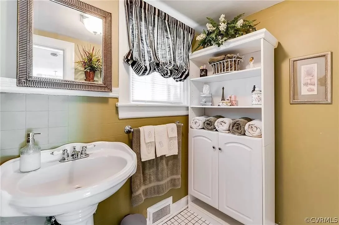 1943 Colonial house Petersburg Virginia - bathroom.jpg