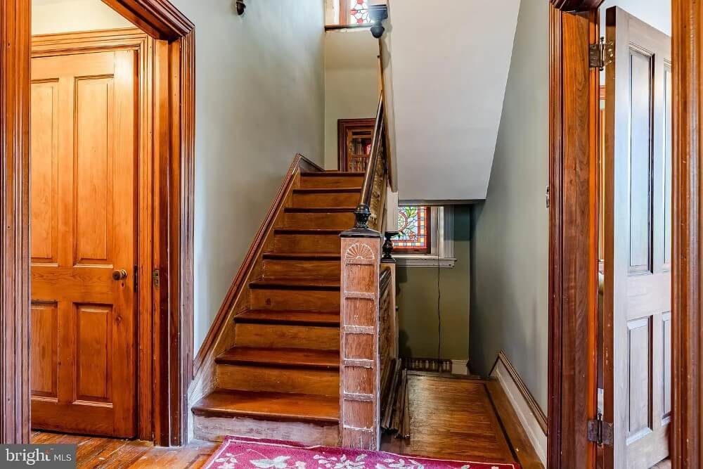 1893 Victorian house Wyncote Pennsylvania - staircase.jpeg