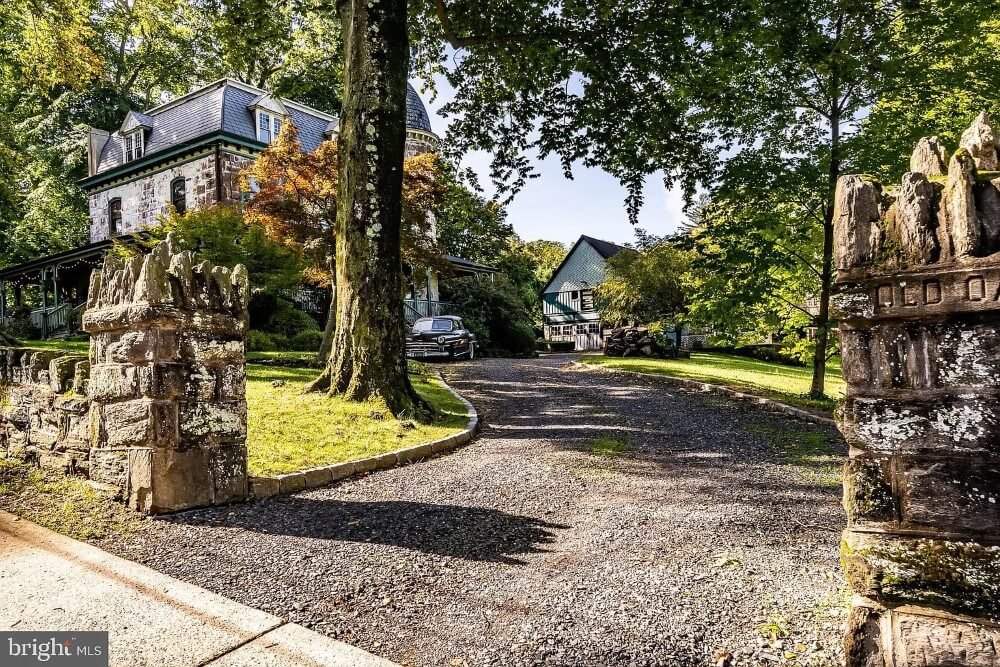 1893 Victorian house Wyncote Pennsylvania - entrance road.jpeg