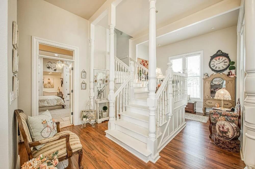 1905 Victorian house Selma California - entrance room.jpeg