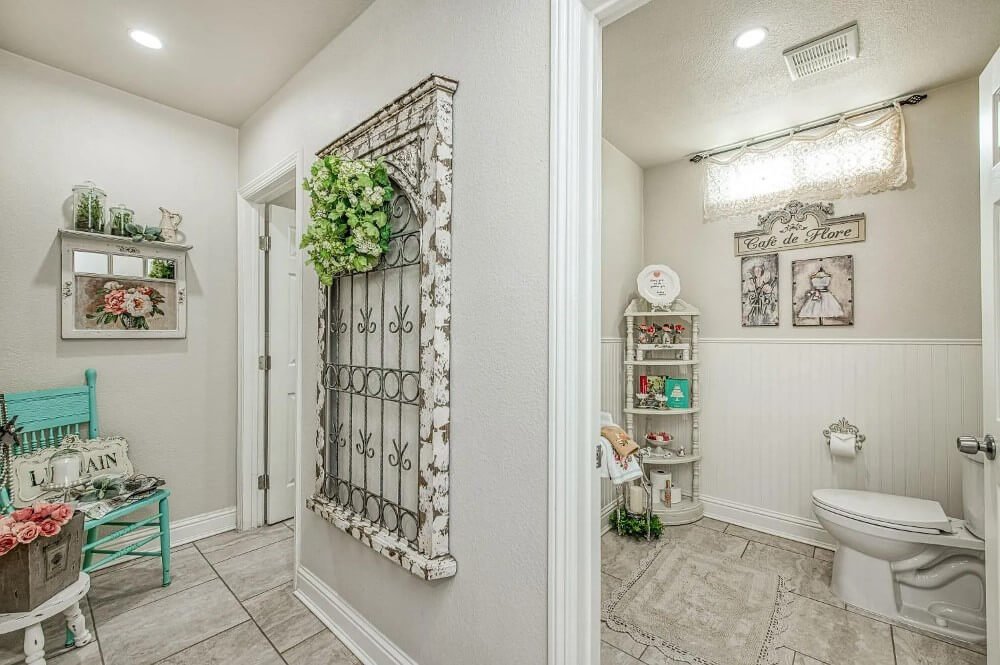 1905 Victorian house Selma California - bathroom.jpeg