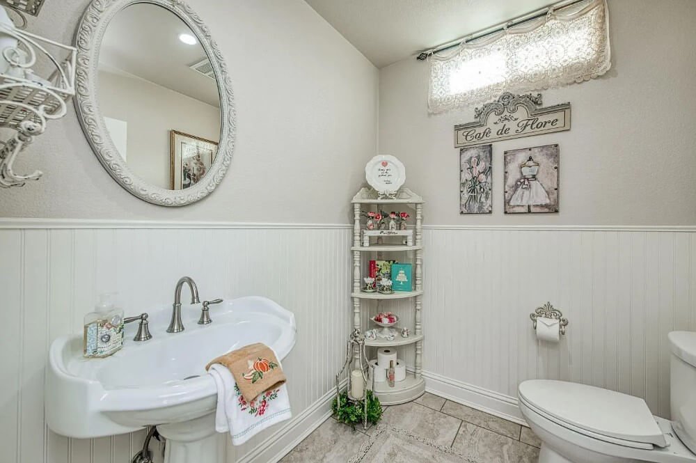 1905 Victorian house Selma California - bathroom 2.jpeg