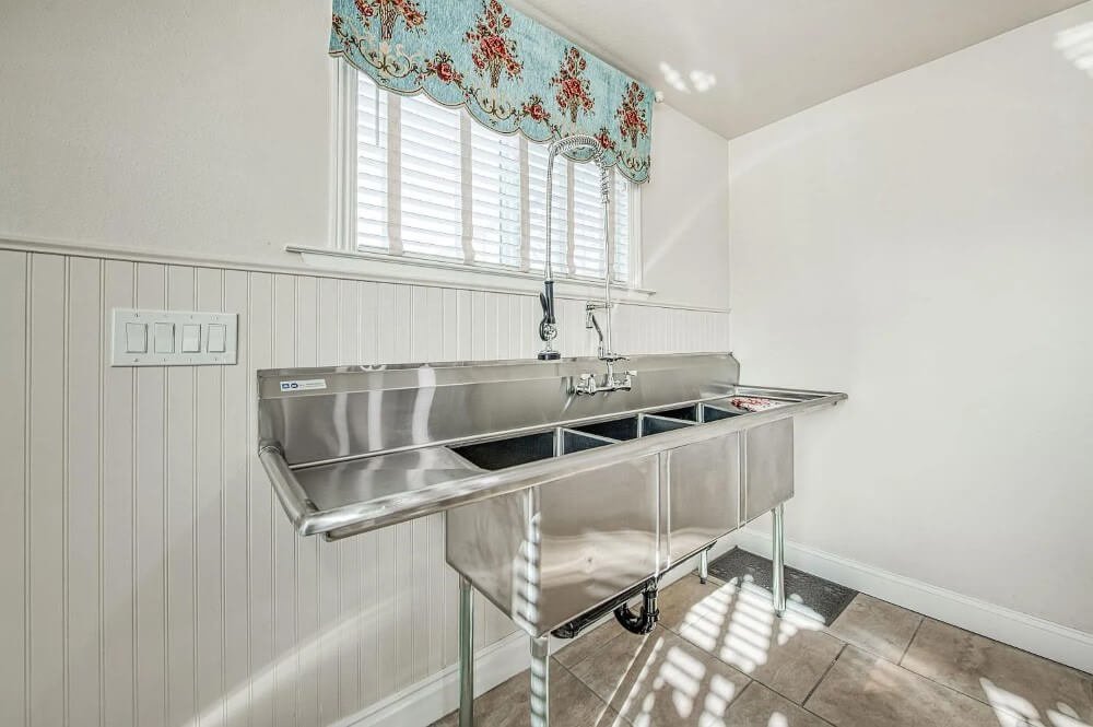 1905 Victorian house Selma California - kitchen 7.jpeg
