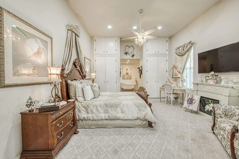 1905 Victorian house Selma California - bedroom.jpeg