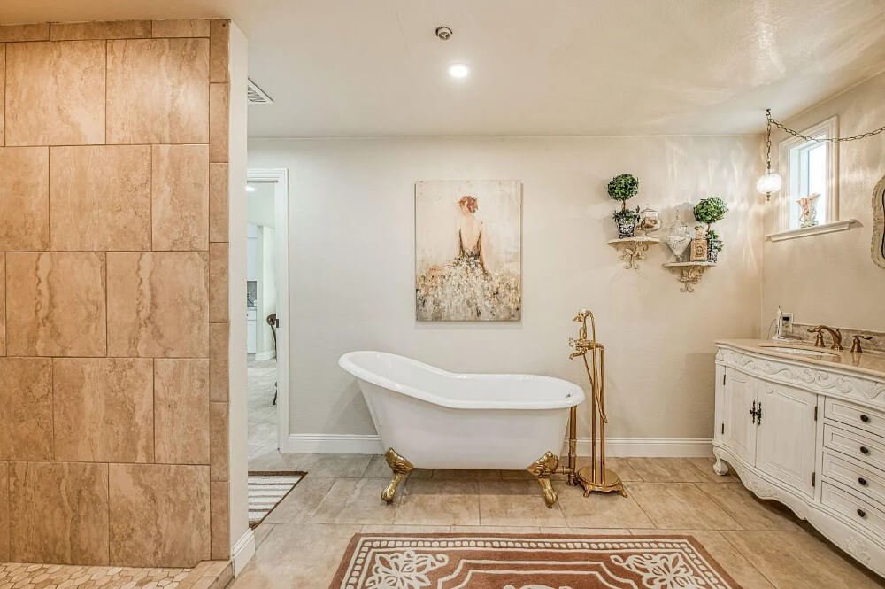 1905 Victorian house Selma California - second bathroom.jpeg
