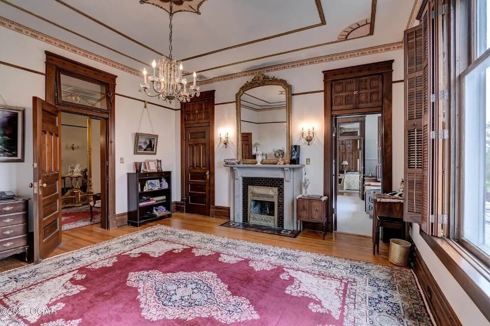 Carter Mansion 1890 Victorian style Carthage Missouri - relax room.jpeg