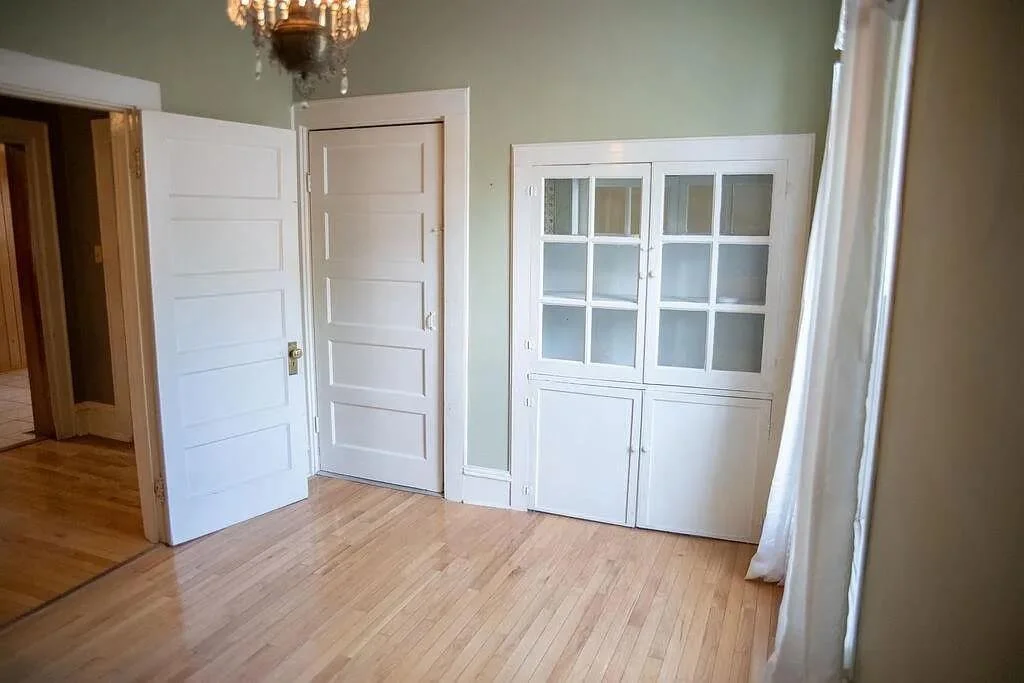1891 Historical house Russellville Kentucky - rooms 2.jpg