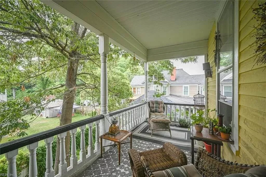 1910 Victorian house Suffolk Virginia - 25 - veranda.jpg