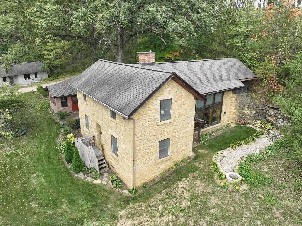 1840 Farmhouse Mineral Point Wisconsin - 52 - side view.jpeg