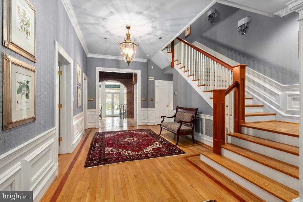 1910 Colonial Revival house Fredericksburg Virginia - 32 - staircase.jpeg