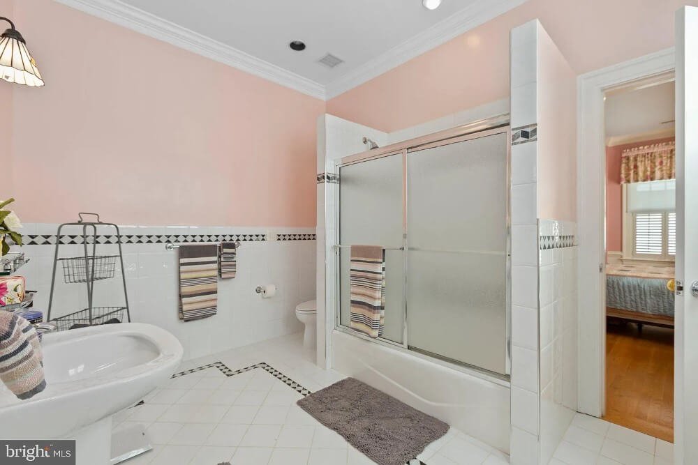 1910 Colonial Revival house Fredericksburg Virginia - 51 - bathroom.jpeg