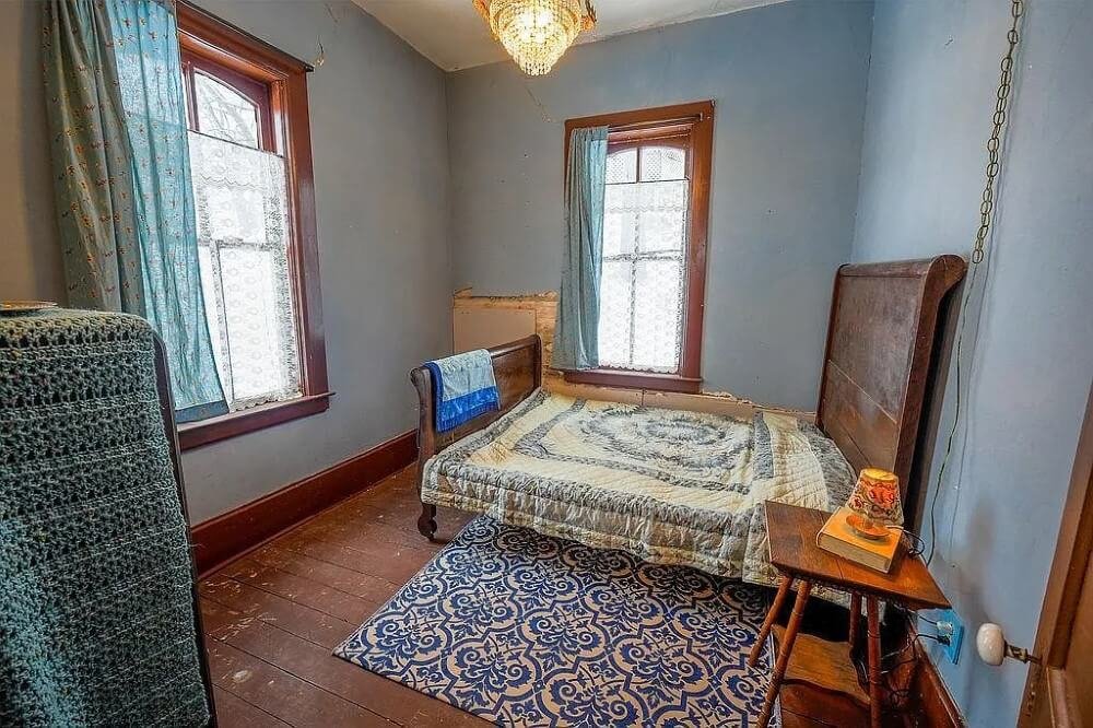 1865 Victorian house Elroy Wisconsin - 10 - bedroom.jpeg